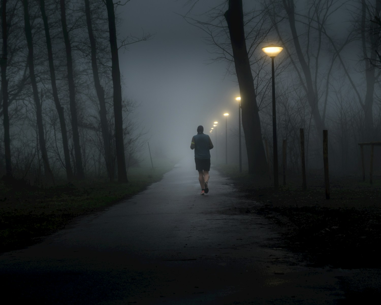 correre di notte sicurezza; lampada frontale running quale scegliere; abbigliamento alta visibilità corsa; allenamento trail in notturna; visibilità runner città riflettenti; autonomia frontale IPX pioggia
