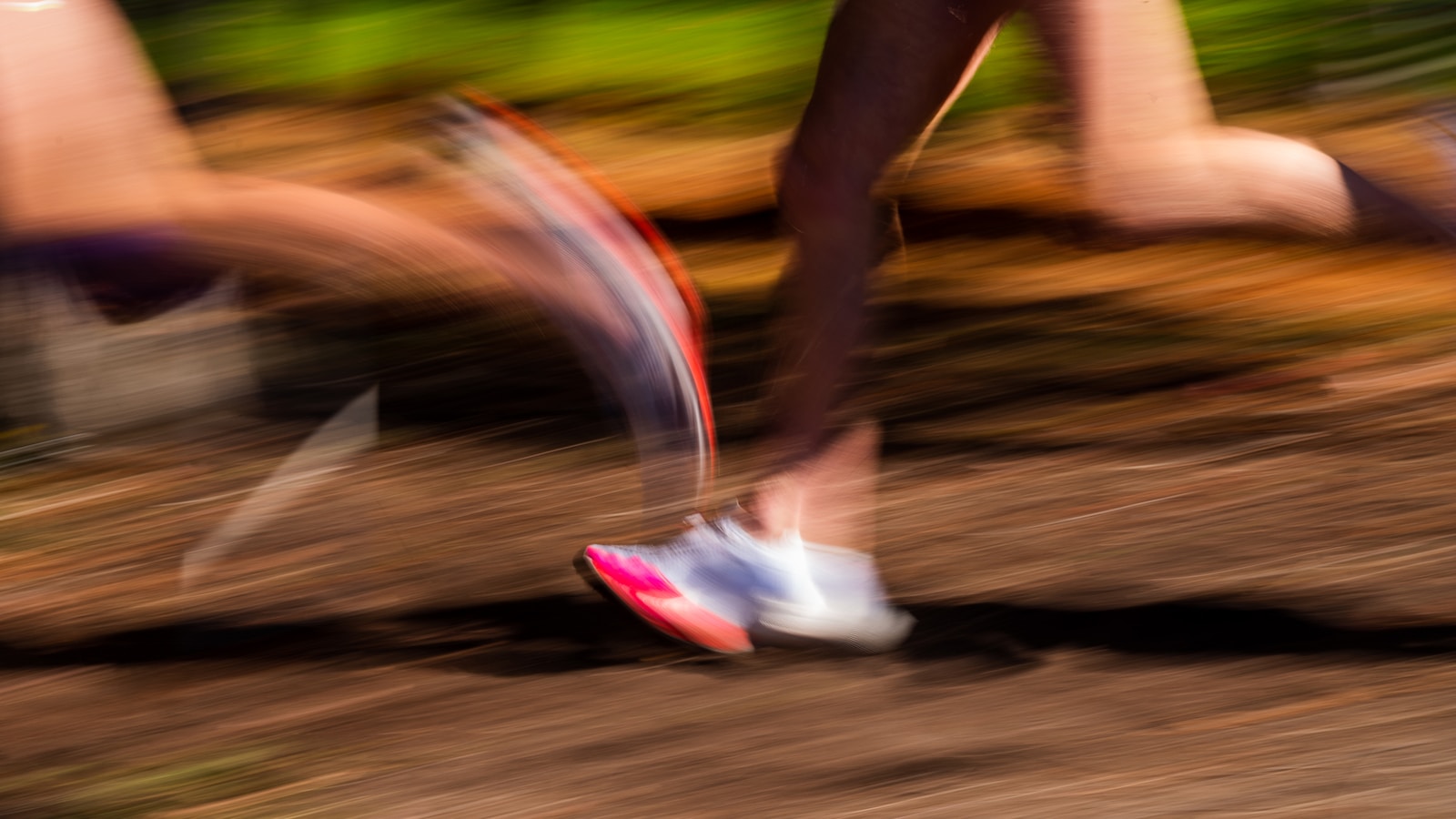 scarpe trail carbonio, super scarpe trail 2025, innovazione trail running Italia, gear running gare media distanza, piastra carbonio scarpe, eventi trail Italia